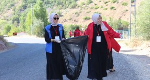 Muş'tan Tunceli'ye gezmeye gelen öğrenciler Munzur Vadisi'nde çöp topladı