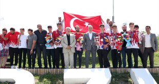 Avrupa şampiyonasından madalyalarla dönen kick boksçular Erzurum'da coşkuyla karşılandı