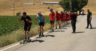 Bitlis'te tekerlekli kayakçılar köy yolunda antrenman yaparak yarışmalara hazırlanıyor