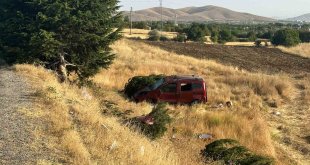 Elazığ'da hafif ticari araç şarampole uçtu: 1 ölü, 4 yaralı