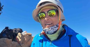 Gelinlikle Ağrı Dağı'na tırmanan kadın, bu kez Van Gölü için Süphan'a çıktı