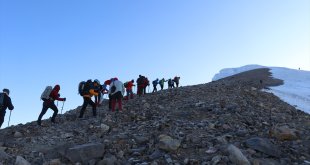 Zirvesi buzullarla kaplı Ağrı Dağı dünyanın farklı ülkelerinden dağcıları ağırlıyor