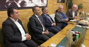 Ardahan Belediye Başkanı Demir ile ARÜ Rektörü Biber etkinlikte türkü söyledi