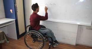 Doğuştan bedensel engelli genç arkadaşlarının yardımıyla okuma yazma öğreniyor