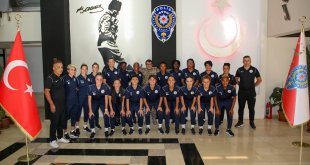 Hakkarigücü Kadın Futbol Takımı, Emniyet Müdürü Yılmaz'ı ziyaret etti