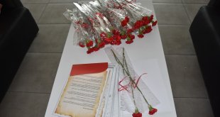 Hakkari'de öğretmenler, valinin gönderdiği mektup ve karanfillerle göreve başladı