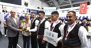 Folklor eğitmenlerine vefa için yarıştılar