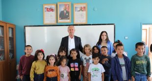 Başkan Akman'dan, öğrencilere kırtasiye malzemesi