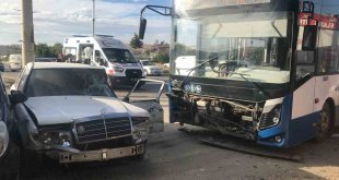 Elazığ'da otobüs 2 otomobile çarptı: 5 yaralı