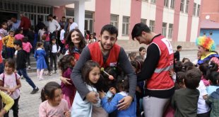 Kızılay öğrencileri ilk okul gününde yalnız bırakmadı