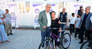 Battalgazi'de depremzede çocuklara bisiklet hediye edildi