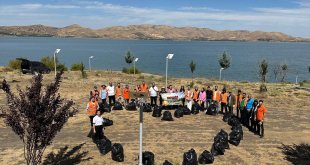 Elazığ'da gönüllü gençler Hazar Gölü çevresinde temizlik yaptı