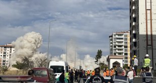 Malatya'da ağır hasarlı 2 bina patlayıcı yardımıyla yıkıldı