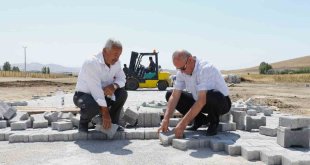 Tuşba'da yol çalışması yapılmayan mahalle kalmadı