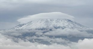 Ağrı Dağı'na kar yağdı