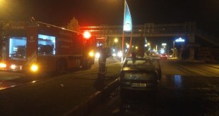 Malatya'da seyir halindeki otomobil alev aldı, 2 kişi yaralandı