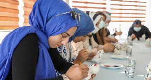 Van'da lösemili kadınlar seramik boyama etkinliğine katıldı