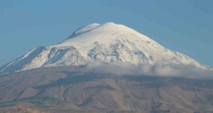 Ağrı Dağı'na mevsimin ilk karı yağdı