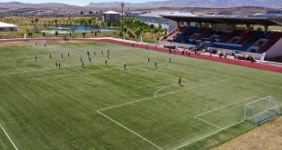 Depremzede çocuklar "kaybedenin olmadığı" futbol turnuvasında moral buluyor