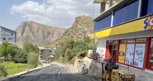 Çukurca'da yol asfaltlama çalışması