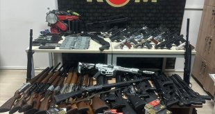 Ağrı'da adreslerinde çok sayıda silah ele geçirilen 2 şüpheli gözaltına alındı