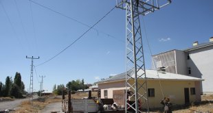 Malazgirt'te elektrik direkleri yenileniyor
