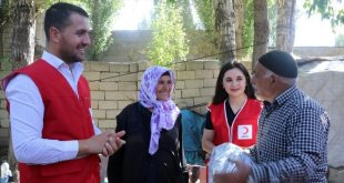 Türk Kızılay Ağrı'da yaşlıları hediyelerle sevindirdi