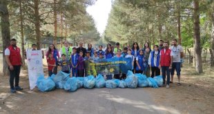 Ağrı'da Gençlik Merkezi gönüllüleri çevre temizliği yaptı