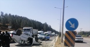 Ağrı'da otomobilin devrilmesi sonucu 5 kişi yaralandı