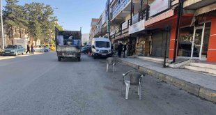 Esnafın duba ve sandalyeli yol kapatmasına tepki