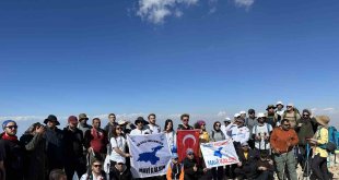 Van Gölü için 3 bin 537 rakımlı Artos Dağı'na tırmanıldı