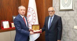 Ağrı'da 42 yıl eğitim veren öğretmen Rıfat Doğan emekli oldu