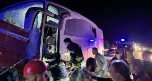 Erzurum'da yolcu otobüsü traktöre çarptı, ilk belirlemelere göre 7 kişi yaralandı