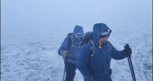 Sis ve fırtına tırmanışa engel olmadı, Ağrı Dağı'nın zirvesi dağcıları ağırladı