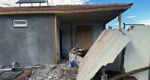 Malatya'da ağır hasarlı binanın duvarı çöktü: 1 ölü