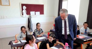 Ağrı Milli Eğitim Müdürü Kökrek, Tezeren'deki okulu inceledi