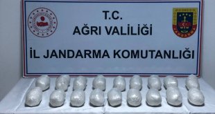 Ağrı'da düzensiz göçmenlerin sırt çantalarında 20 kilo 350 gram uyuşturucu ele geçirildi