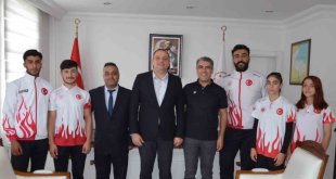 Dünya kupasına gidecek sporculardan Kaymakam Demir'e ziyaret