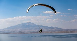 Van'da düzenlenen Yamaç Paraşütü ve Paramotor Hedef Şampiyonası antrenman uçuşlarıyla başladı