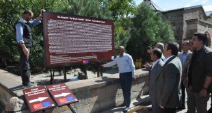 Kaymakam Ocak, tarihi Esenlik köyünü ziyaret ederek yönlendirme tabelalarının yerleştirmesini gerçekleştirdi