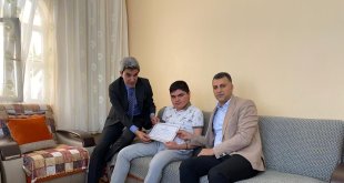 Evde eğitim gören öğrenciye diploma sürprizi