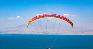 Van Gölü sahilinde yamaç paraşütü ve paramatör şampiyonası
