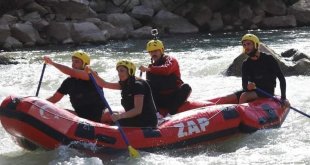 Çukurca'da rafting heyecanı devam ediyor