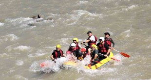 Vali Aydoğdu, Karasu Nehrinde rafting yaptı