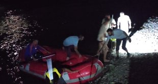 Bingöl'de baraj kapaklarının açılmasıyla nehirde mahsur kalan 2 kişi kurtarıldı