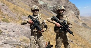 Jandarma ekipleri PKK'ya ait 2 sığınakta çok sayıda silah ve mühimmat ele geçirdi
