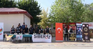 Muş polisi kurduğu stantta vatandaşlara dolandırıcılıktaki son yöntemleri anlattı