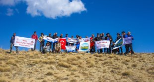 Kösedağı'na tırmanan dağcılar 'Karabağ Azerbaycan'ındır' pankartı açtı