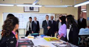 Vali Çiçek, üretim yapan meslek lisesini ziyaret etti