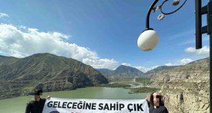 Erzurum polisinden gençlere uyuşturucu uyarısı